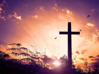 La cruz en un paisaje montañoso, recordando el sacrificio de Jesús en Semana Santa"