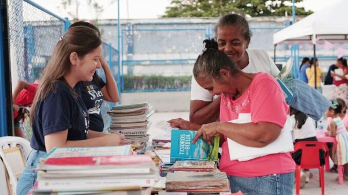 Feria 2023 Vanessa Mercado, joven impulsora de la lectura y el evangelio en Barranquilla, organizando ferias de libros en barrios populares para fomentar el conocimiento y la fe en la comunidad.