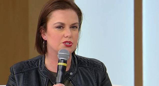Juliana Ferron Juliana Ferron comparte su testimonio en una entrevista cristiana.
