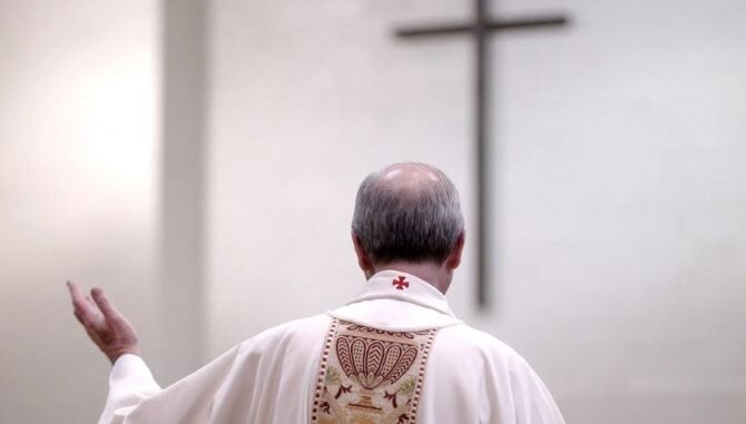 Sacerdote Imagen de un sacerdote vestido con túnica blanca