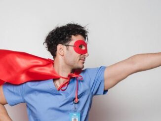 Al estilo Superman, representando el síndrome del salvador y la carga emocional de ayudar sin equilibrio.