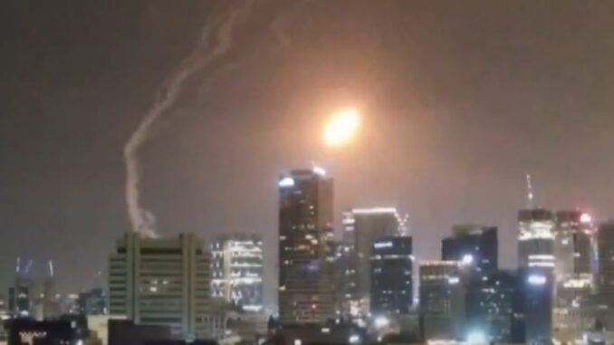 Bombardeos contra Israel Iran respondió a los ataques de Israel con decenas de misiles que impactaron Tel Avid.