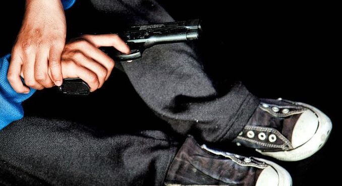 Joven con pistola Adoescentes sicarios, una alarma en Colombia. Qúe hace el estado?