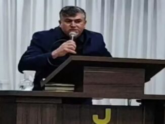 El pastor Sérgio Carvinho fallece repentinamente mientras predicaba en Brasil, dejando un legado de fe y entrega espiritual.