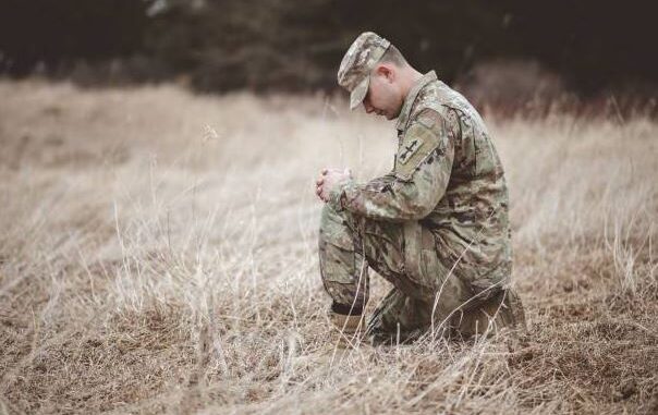 Soldado orando En tiempos de guerra fisica, hay una esperanza la guerra espiritual