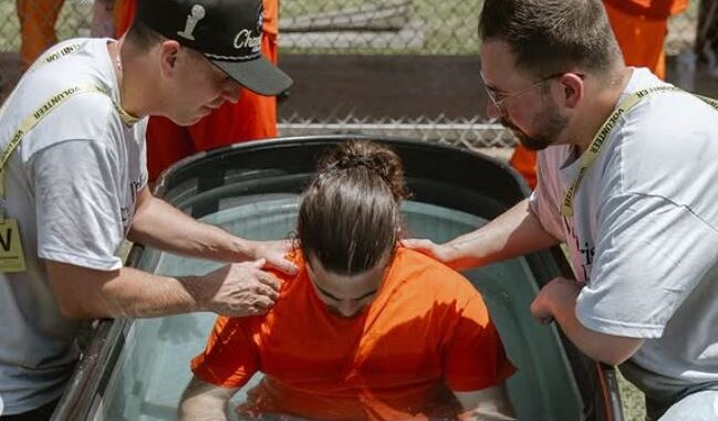 Bautizo en la cárcel Avivamiento cristiano en prisión: más de 700 reclusos adoraron a Jesús