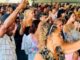 Grupo de jóvenes cubanos reunidos al aire libre con las manos alzadas en oración, símbolo de fe y esperanza en medio de la crisis económica.