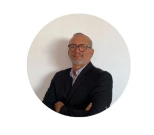 Retrato de Javier, director de Buenas Nuevas y líder en comunicación cristiana