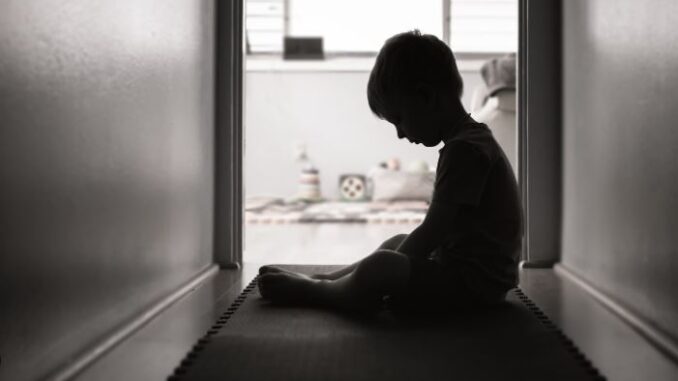 Niño triste Los niños son tocados ahora el suicidio, las cifras alarman