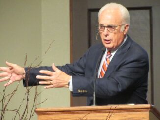 Imagen de John MacArthur predicando en Grace Community Church, símbolo de fidelidad pastoral y compromiso con la Palabra