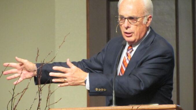 Imagen de John MacArthur predicando en Grace Community Church, símbolo de fidelidad pastoral y compromiso con la Palabra