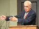 Imagen de John MacArthur predicando en Grace Community Church, símbolo de fidelidad pastoral y compromiso con la Palabra