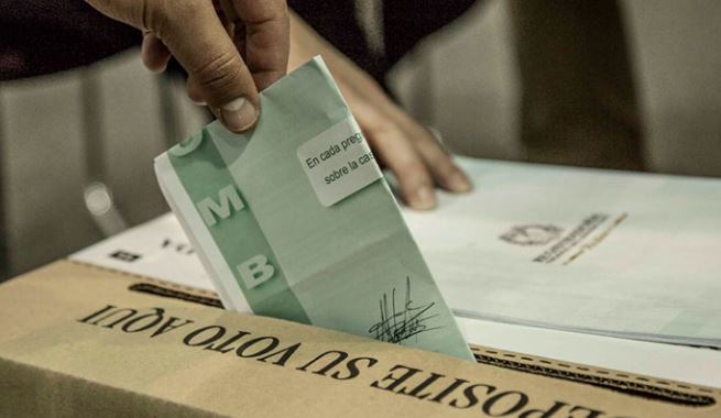 Urna de votación El voto libre sigue siendo el acto más poderoso de participación ciudadana, incluso frente a la avalancha de encuestas.