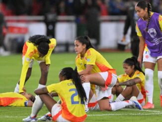 ugadoras de la selección femenina de Colombia, visiblemente agotadas y desanimadas tras perder por penales ante Brasil.