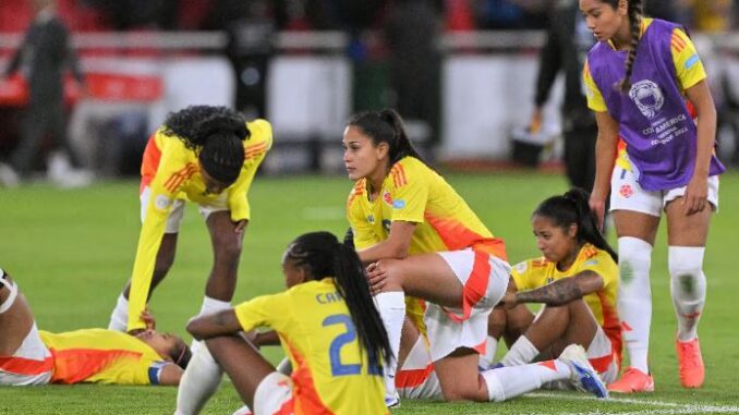 Cansancio y desconsuelo ugadoras de la selección femenina de Colombia, visiblemente agotadas y desanimadas tras perder por penales ante Brasil.