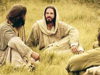 Jesús el Mesías sentado en la hierba, rodeado de discípulos, enseñando en un entorno natural.