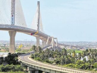 Vista panorámica de los dos puentes Pumarejo sobre el río Magdalena: a la izquierda, el antiguo puente parcialmente demolido; a la derecha, el nuevo puente moderno pero con baja funcionalidad.