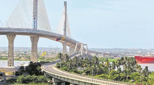 Vista panorámica de los dos puentes Pumarejo sobre el río Magdalena: a la izquierda, el antiguo puente parcialmente demolido; a la derecha, el nuevo puente moderno pero con baja funcionalidad.