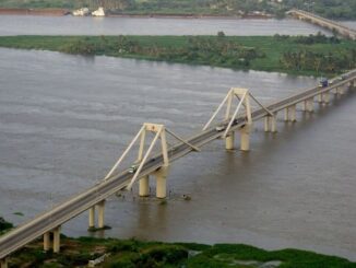 Vista del viejo puente Pumarejo sobre el río Magdalena, estructura que limita la navegabilidad fluvial y el desarrollo portuario en Barranquilla.