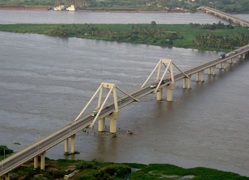 Vista del viejo puente Pumarejo sobre el río Magdalena, estructura que limita la navegabilidad fluvial y el desarrollo portuario en Barranquilla.