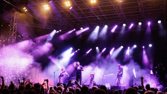 Los orígenes: De lo sagrado a lo comercial, del púlpito a los millones, esto es la industria de la música cristiana