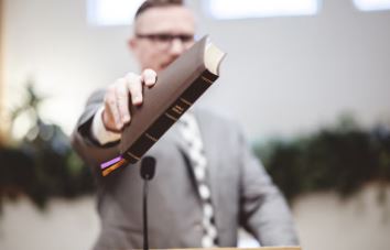 Cuando la fe se convierte en plataforma electoral, los políticos experimentan un "milagro" la conversión