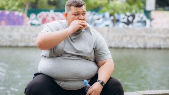En 2026, el lema oficial es “8 mil millones de razones para actuar contra la obesidad”, destacando que la problemática afecta a toda la humanidad