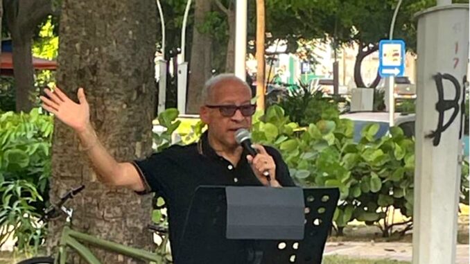 El pastor Manuel pertuz, lidera el movimiento Jesús al parque, iniciativa que lleva alimento y fe a personas en condición de calle