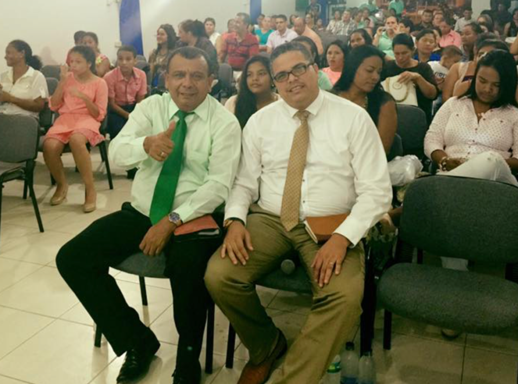 Pastor Johan junto a su escudero, el Evangelista, Fredy Cantillo
