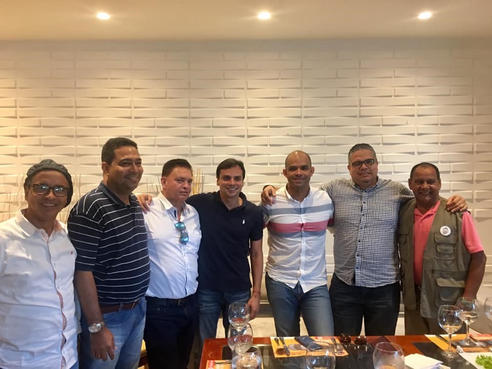 Pastor Johan Rojas, en compañía de amigos.