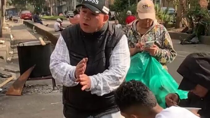 El pastor Álvaro López , su ministerio srvir en las calles de la fria capital de Colombia