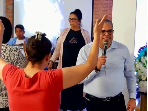 Pastor Johan predicado junto a su madre, la Pastora Rosmelia Sinning