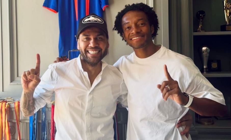 Los futbolistas Dani Alves y Juan Guillermo Cuadrado