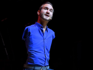 Sin Límites cuenta la vida de Nick Vujicic, un testimonio real de superación que revela el poder de Dios para cambiar vidas.