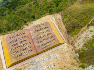 Conozca la Biblia más grande del mundo esculpida en una montaña de Casanare, un símbolo de fe y esperanza grabado en la roca