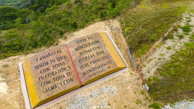 Conozca la Biblia más grande del mundo esculpida en una montaña de Casanare, un símbolo de fe y esperanza grabado en la roca