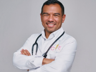 Dr. Antony Molina durante una entrevista en su consultorio, compartiendo su testimonio de fe, vocación médica y servicio a la comunidad desde Barranquilla.