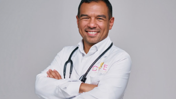 Dr. Antony Molina durante una entrevista en su consultorio, compartiendo su testimonio de fe, vocación médica y servicio a la comunidad desde Barranquilla.