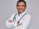 Dr. Antony Molina durante una entrevista en su consultorio, compartiendo su testimonio de fe, vocación médica y servicio a la comunidad desde Barranquilla.